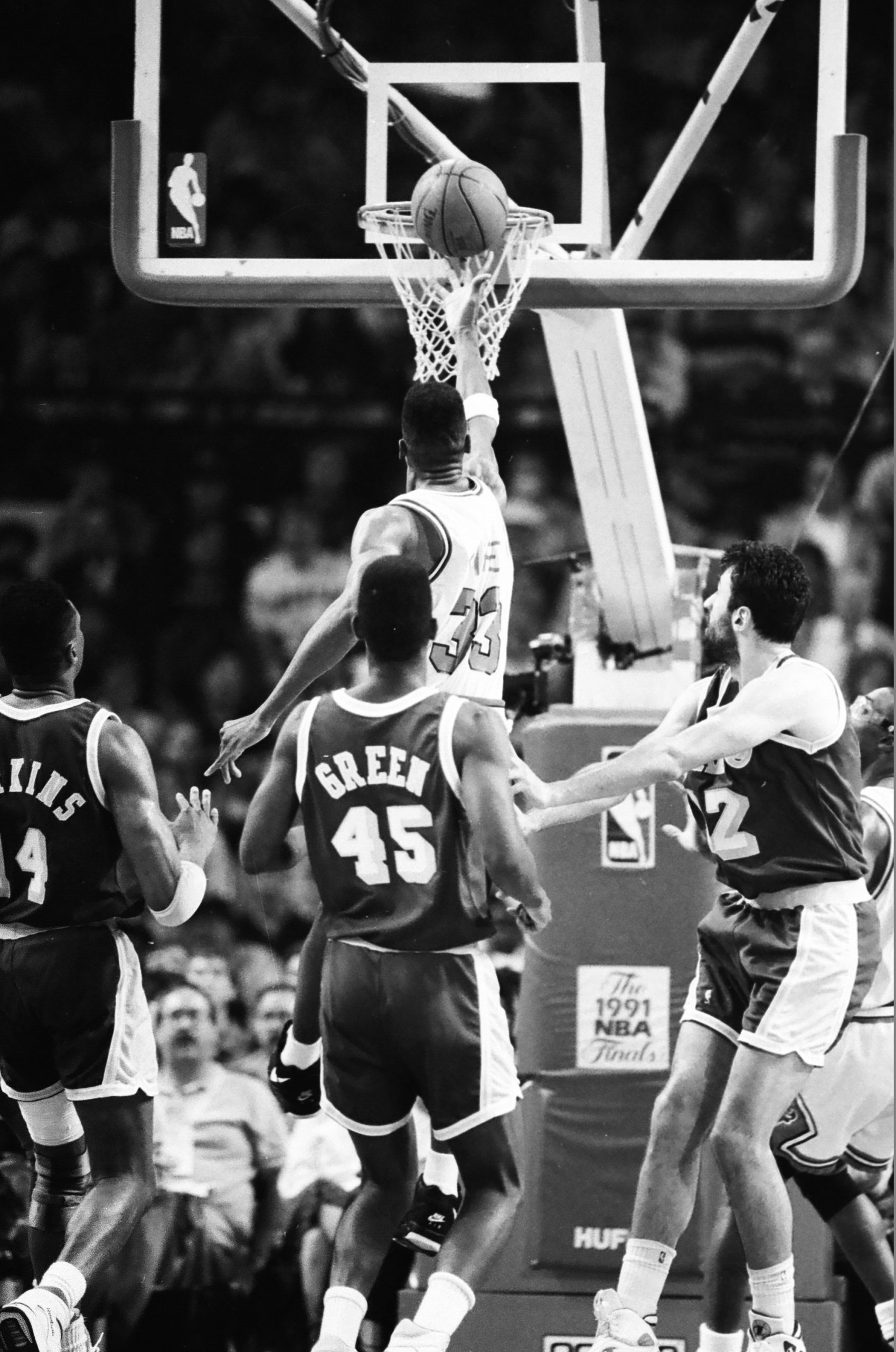 Scottie Pippen going for a layup with three Lakers defenders around him