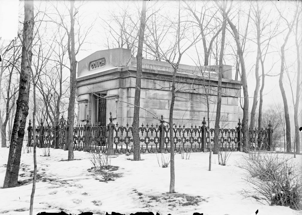 Walking Tour-Lincoln Park-Couch-Tomb