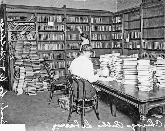 Women at the Chicago Public Library collecting books for U.S. soldiers