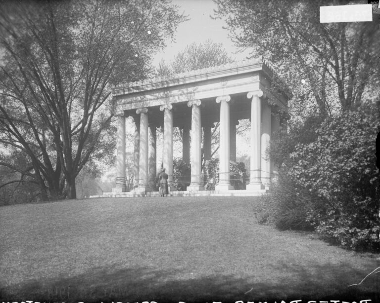 Tomb of Bertha Honore Palmer, wife of Potter Palmer, at Graceland Cemetery, located at 4001 North Clark Street, Chicago, Illinois, 1918.