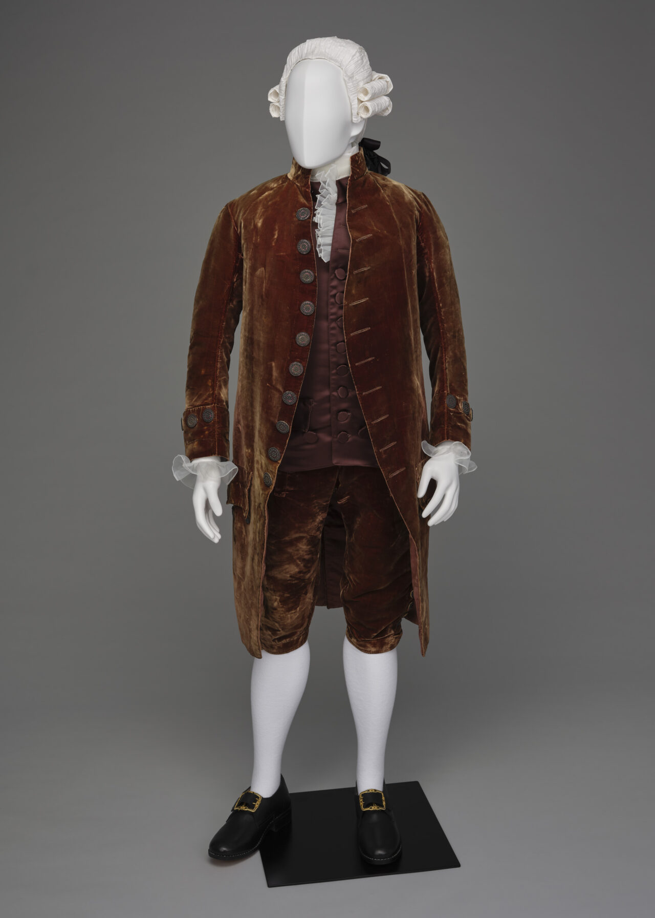 1946.15a-b, front with mannequin head facing right
