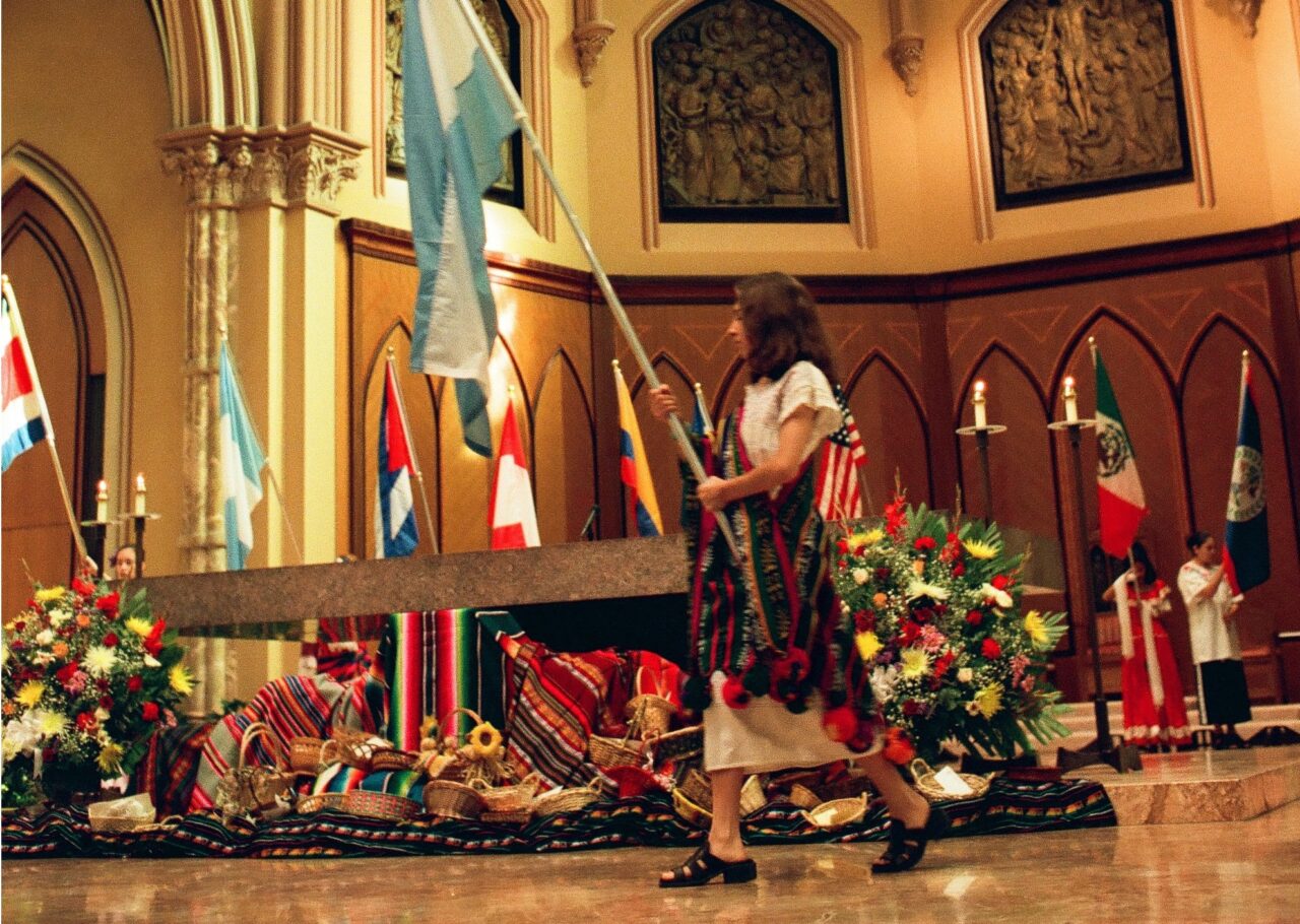st20001599_0046 Hispanic Heritage mass 1997